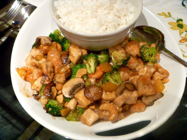 Garlic Chicken Stir Fry:  Tender chicken pieces coupled with tasty mushrooms and broccoli bathed in a thick garlic sauce.  All in 20 minutes! Slice of Southern