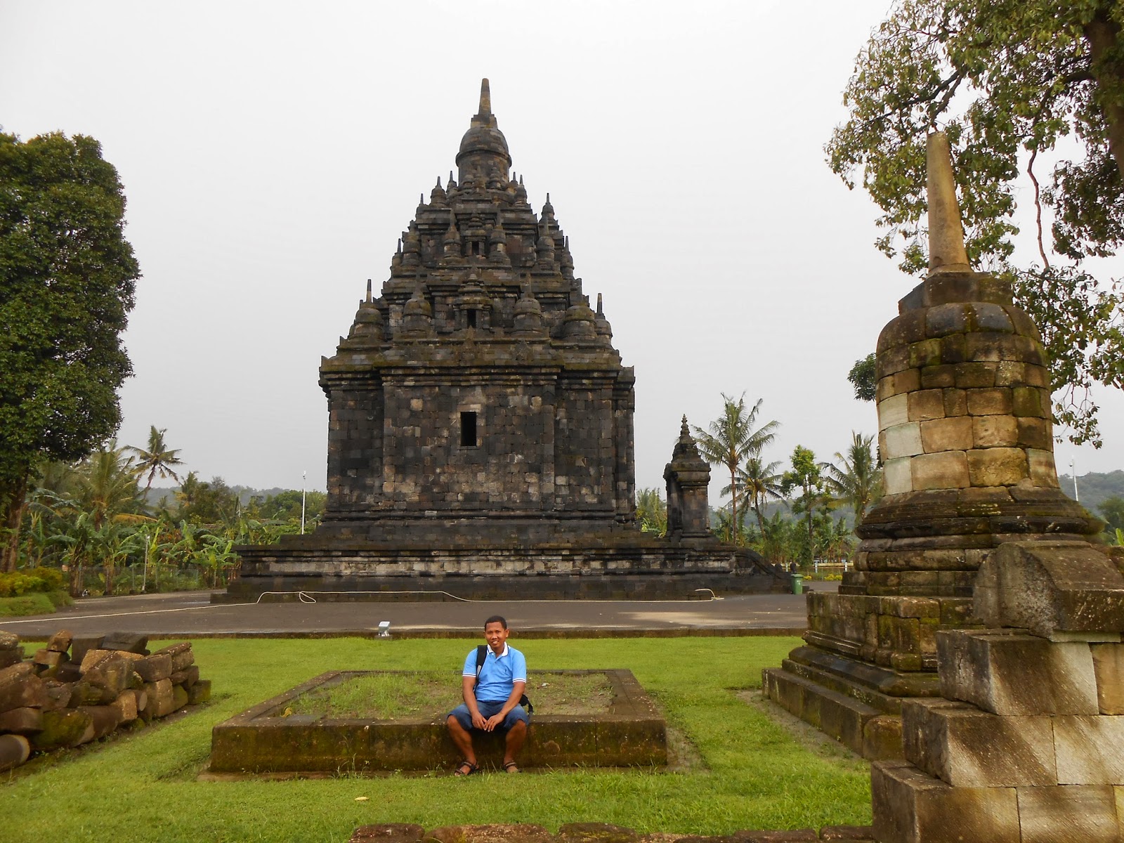 Candi Sojiwan , Klaten - Mr. Bolang