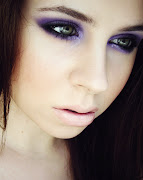 Makijaż oka: delikatnie przydymiony oraz rozświetlony opalizującym cieniem, .