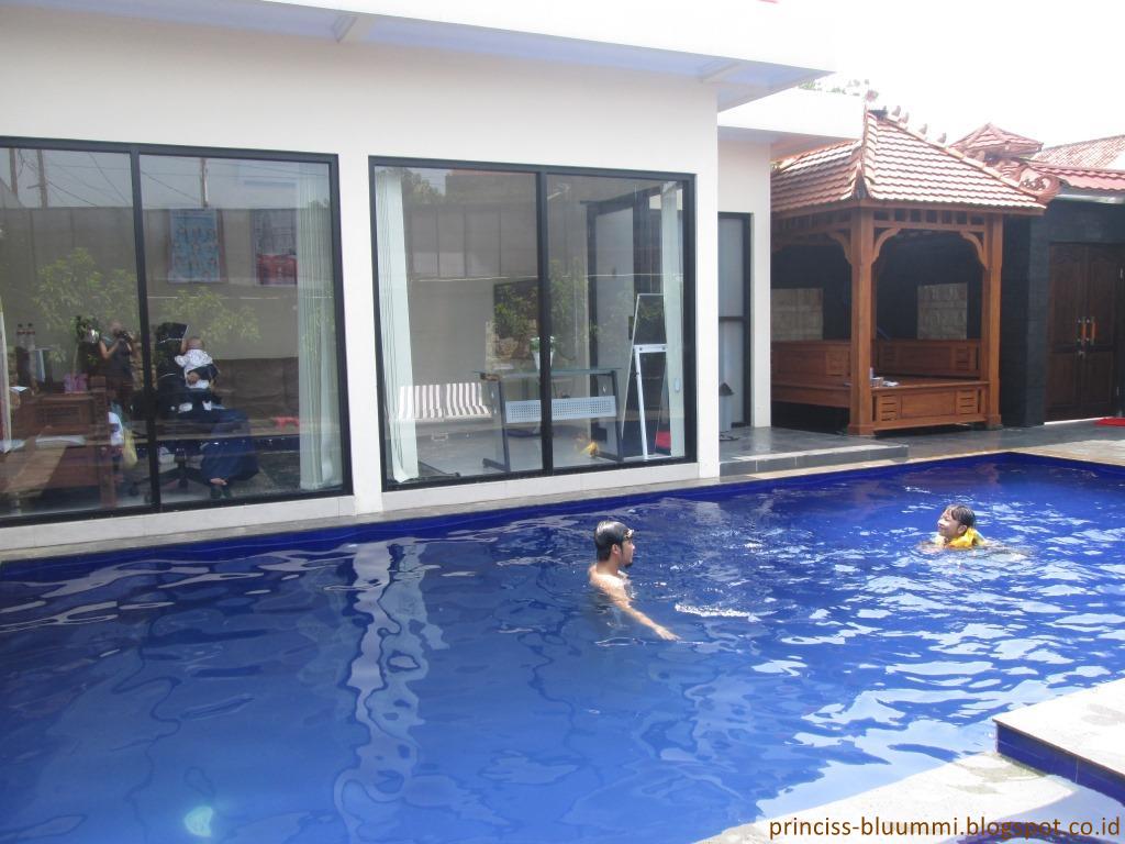 penikmat kopi, perindu hujan.. Emak Eleanors Sharing