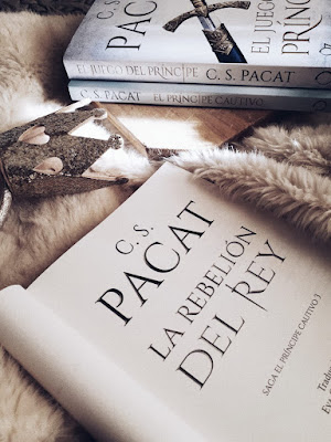 Detrás del Conejo Blanco: La rebelión del rey, C. S. Pacat