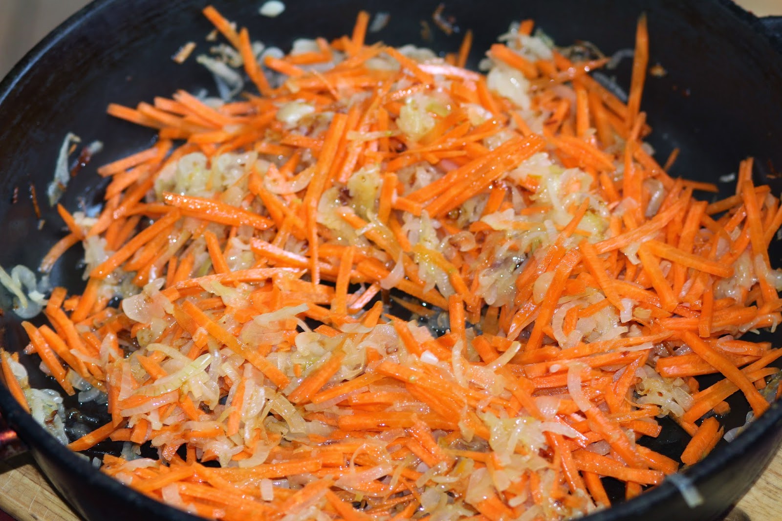 Морковь 1 разбор. Пассировка моркови. Жареная свекла с морковью. Пассировка моркови и сельдерея.