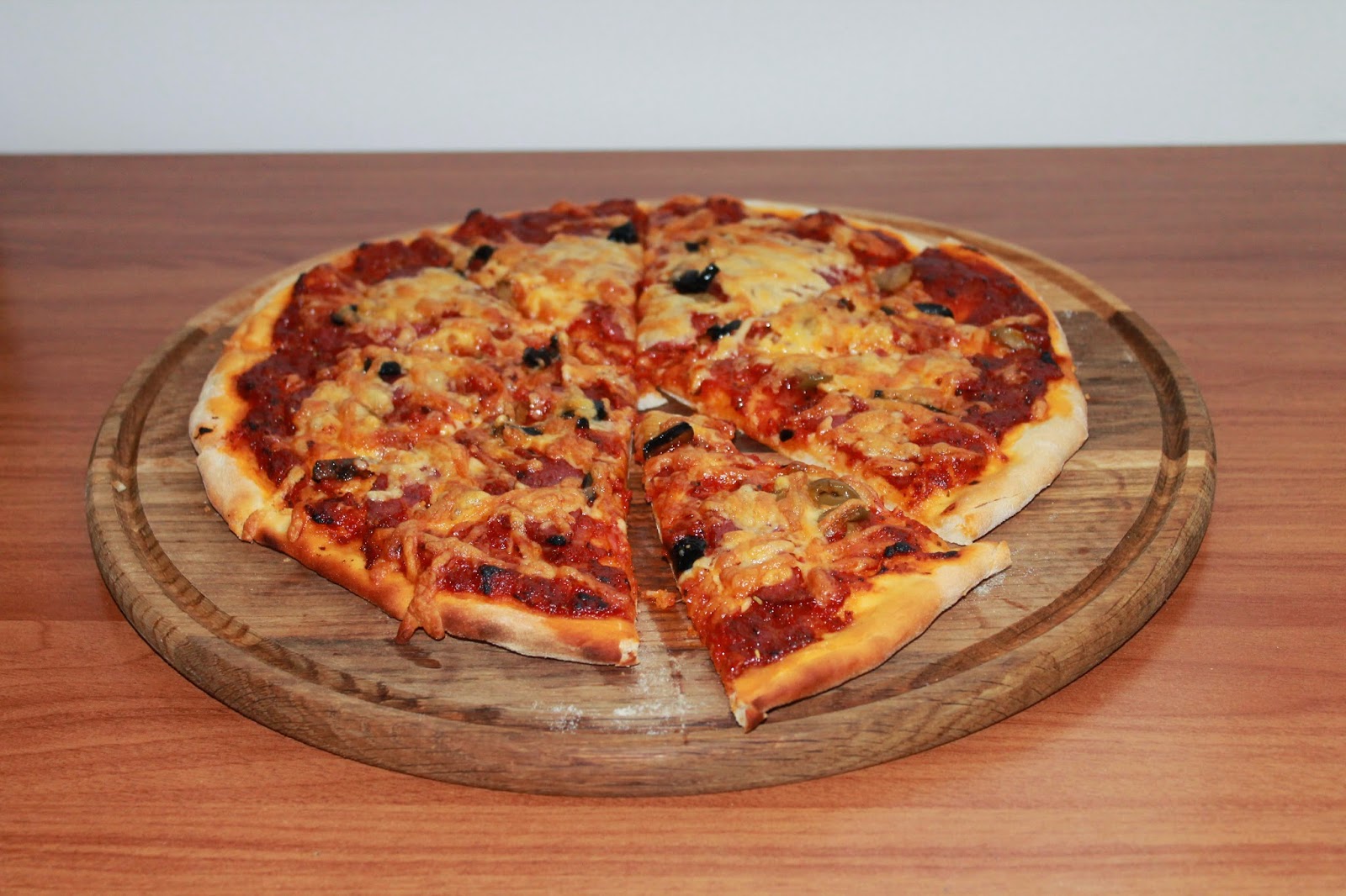 Домашняя пицца на тонком тесте рецепт. Тонкая пицца. Пицца с оливками. Тонкая итальянская пицца. Пицца с тонкой корочкой.