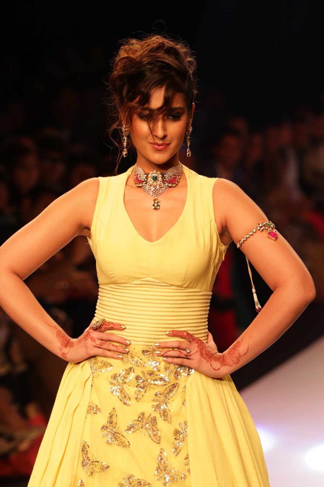 High Quality Bollywood Celebrity Pictures Ileana D Cruz Showcasing Her Sexy Curves On The Ramp