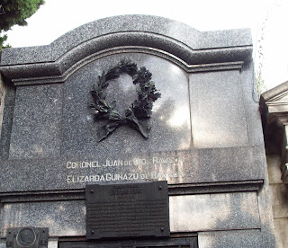 Las mujeres en  el Cementerio de La Recoleta.