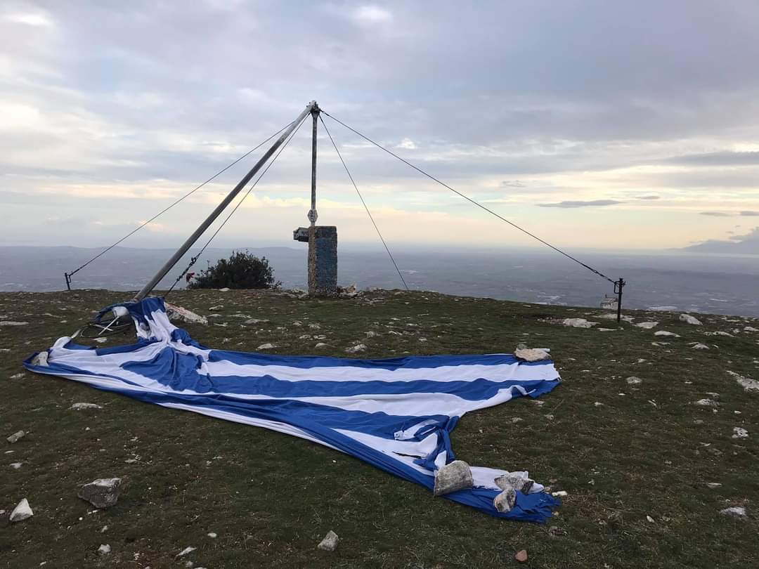 Ξάνθη: Κατέρρευσε η Ελληνική σημαία στην κορυφή του Αυγού [ΦΩΤΟ