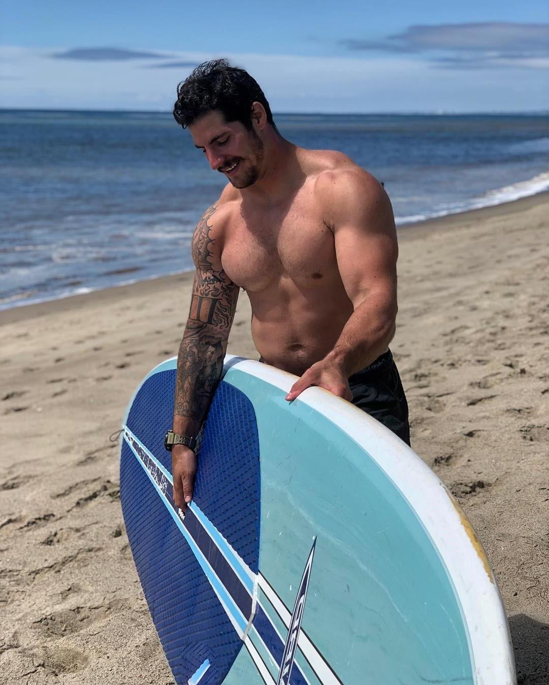 sexy-beefy-muscle-daddy-shirtless-buff-body-arm-tattoo-beach-surfer-dilf