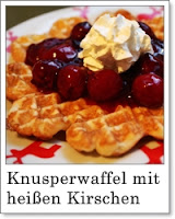 Waffel mit heißen Kirschen