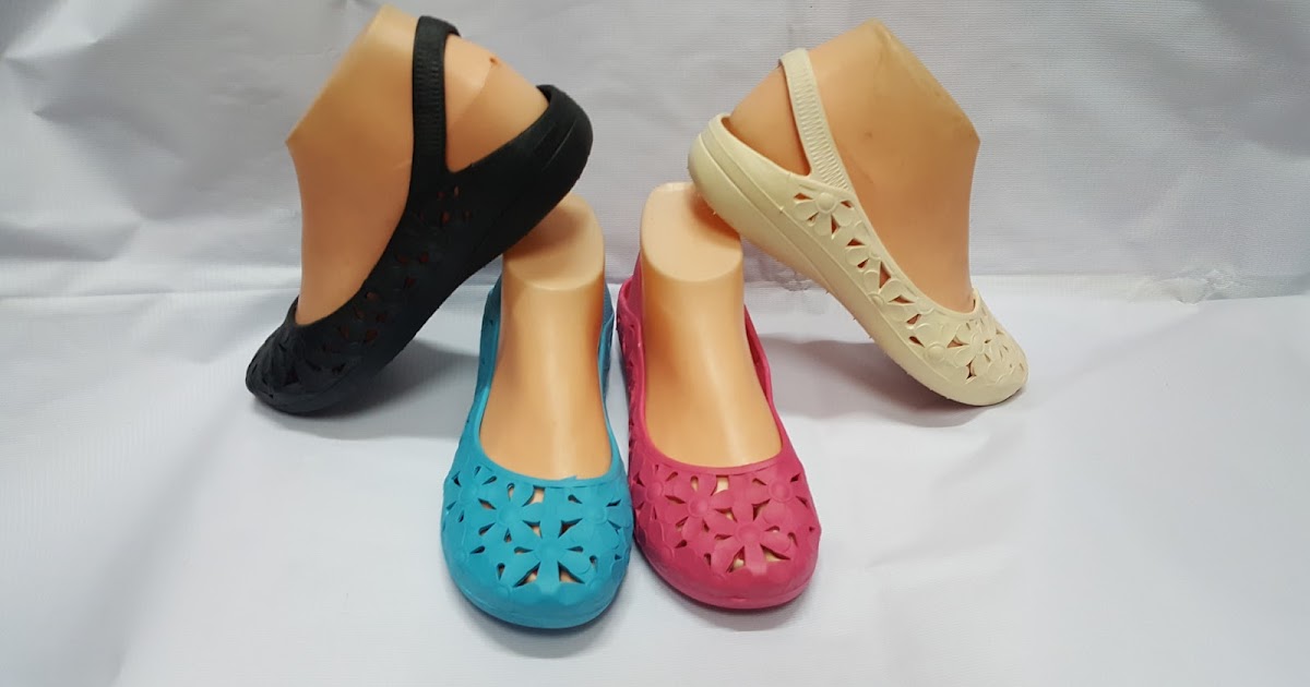 Tampil Cantik Dengan Model Sepatu  Sandal Crocs  Wanita  