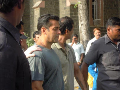 Salman Khan Dabangg 2 on location photo shoot with fans