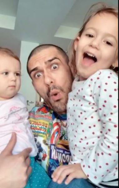 George Burcea merge săptămânal să-și viziteze fetițele. Andreea Bălan se descurcă cu greu în rolul de mamă singură: ”Mă trezesc de trei ori pe noapte”