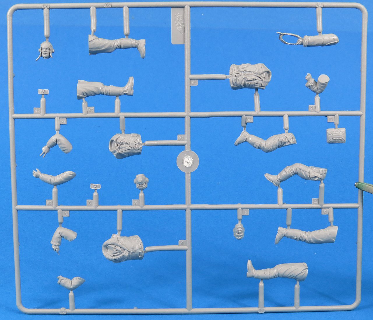 ICM 32105 WWII British le personnel au sol 3 Figures 1:32 Plastic Model Figures Kit ICM 32105 WWII British le personnel au sol 3 Figures 1:32 Plastic Model Figures Kit