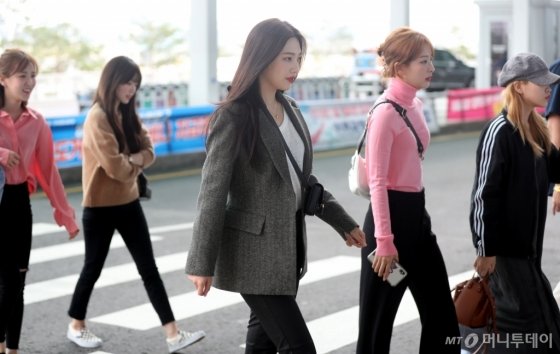 Red Velvet üyeleri havaalanında kendi tarzlarını gösterdi