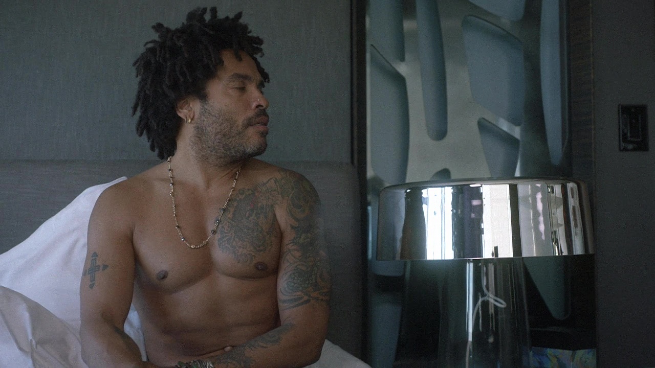 Lenny Kravitz shirtless in Star 1-02 "The Devil You Know" .