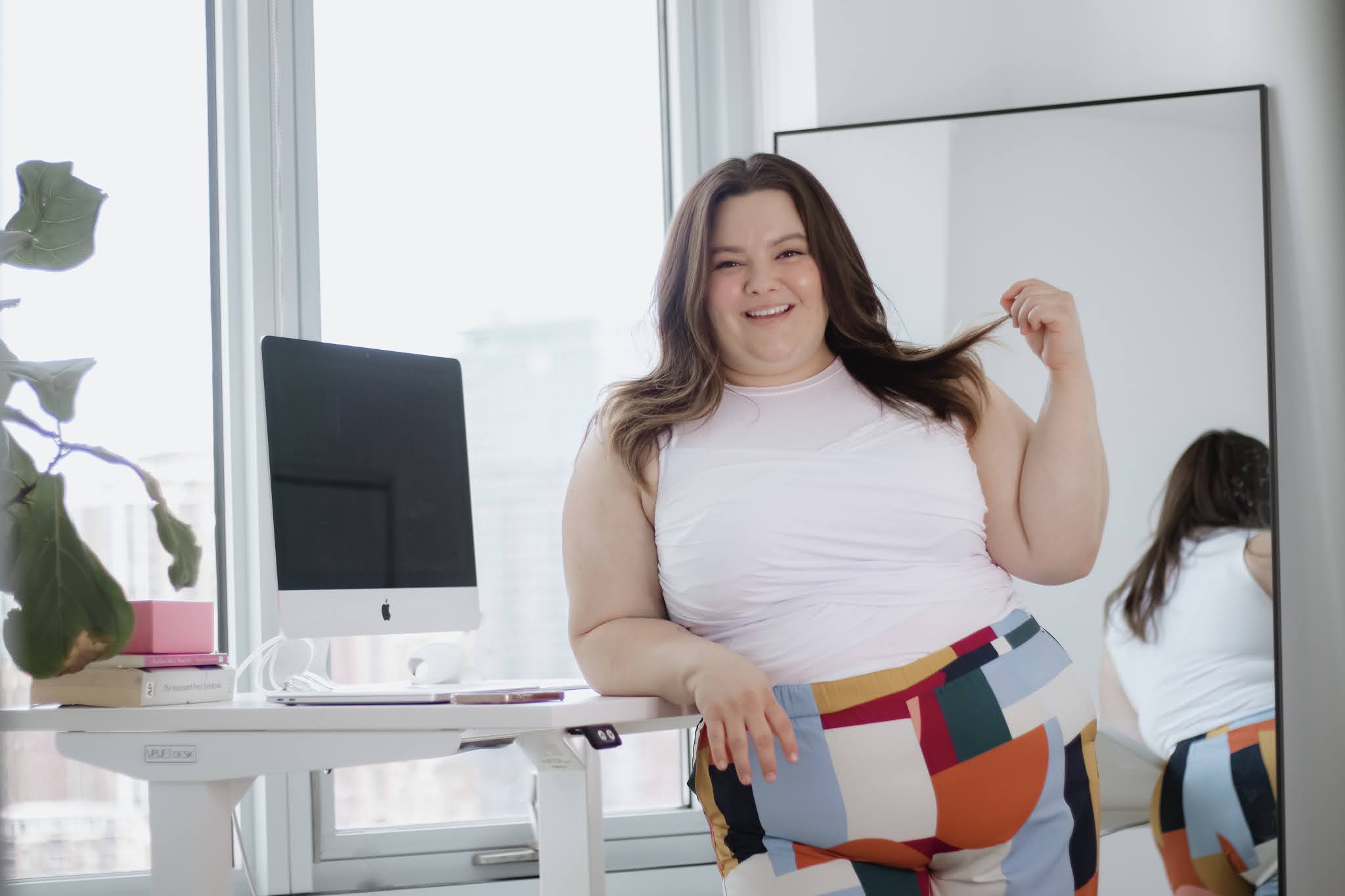 Natalie in the City reviews the best 2021 electric standing desk for the home office.