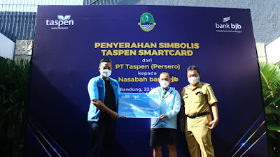 Permudah Akses, PT TASPEN Serahkan TASPEN Smartcard Pada Nasabah bjb