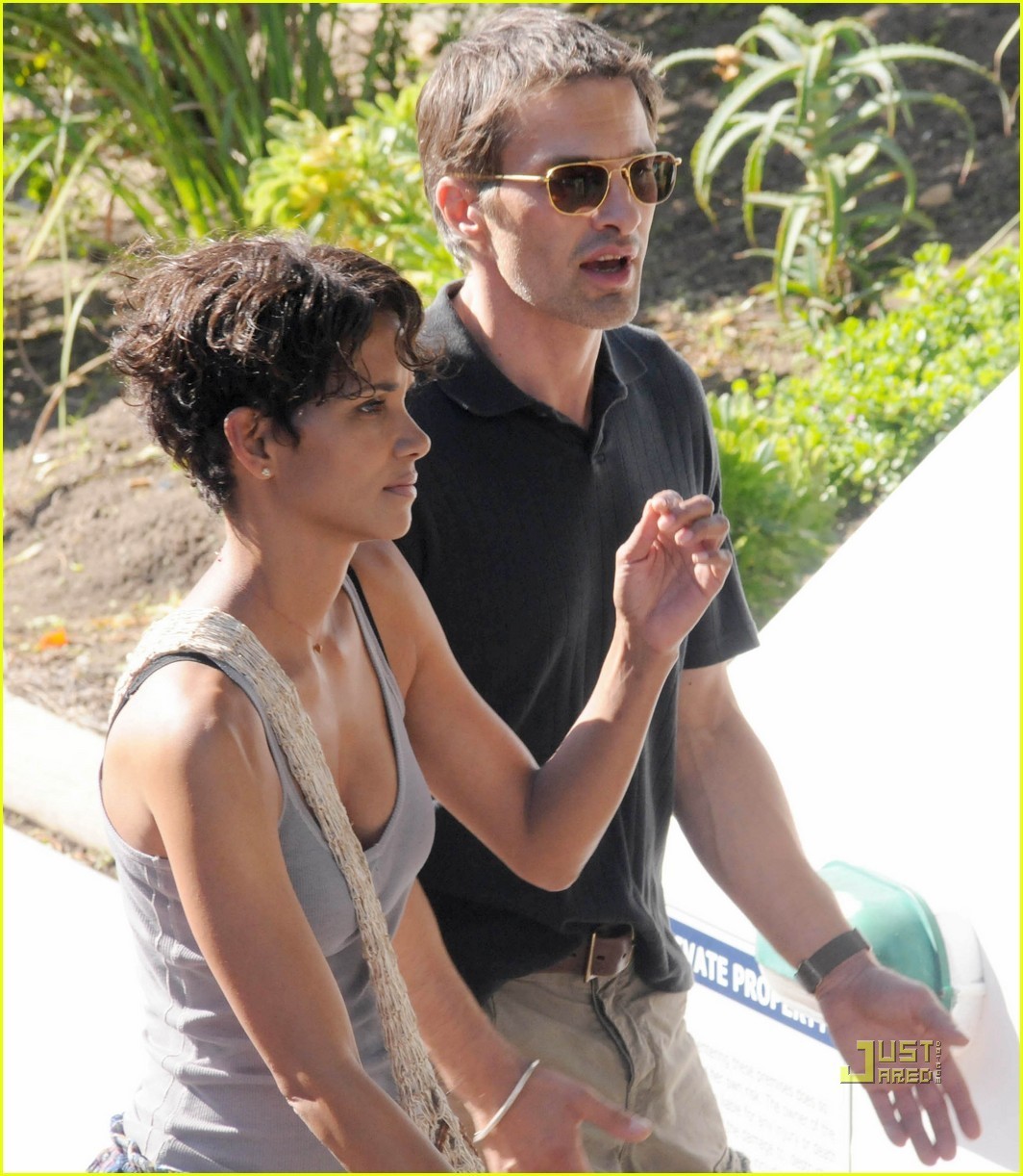 http://1.bp.blogspot.com/-aJl15VtMxqE/T-Sus2h-oAI/AAAAAAAAEks/adSAmPIjEwI/s1600/Halle-Berry-Cape-Town-with-Olivier-Martinez-halle-berry-14700150-1064-1222.jpg