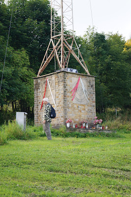 Przełęcz Rędzińska - krzyż milenijny i ślady przeszłości