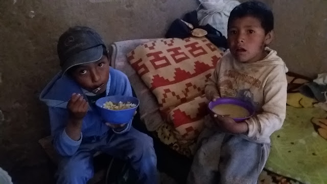 Nach dem Gottesdienst schmeckt das Mittagessen in der Hütte von Katechet Adrian