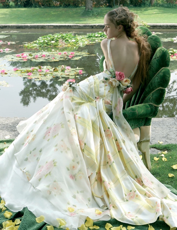 Simple Wedding Dresses with Color Accents Wedding Decoration Ideas‎