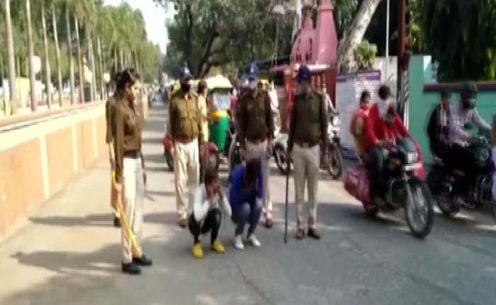Dewas, News, National, Police, Youth, Women, Punishment, Police punished two persons in public who tried to molest women