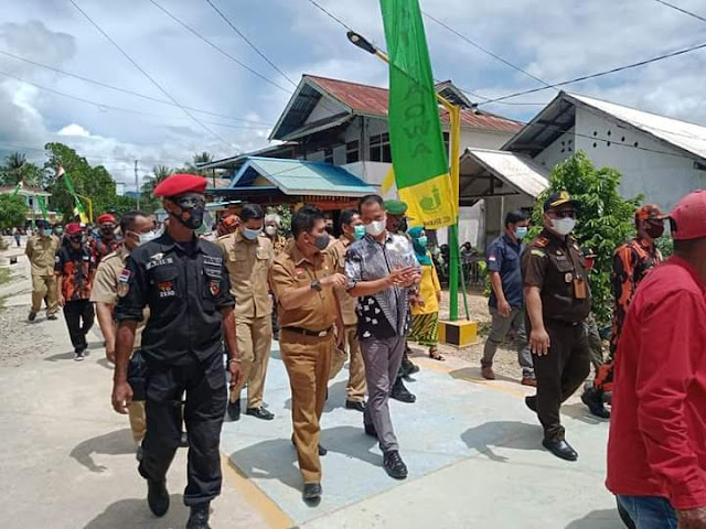 Bupati Sanggau Paulus Hadi, SIP, MSi meresmikan infrastruktur program Kota Tanpa Kumuh (KOTAKU) dan Pengembangan Infrastruktur Sosial Ekonomi Wilayah (PISEW)