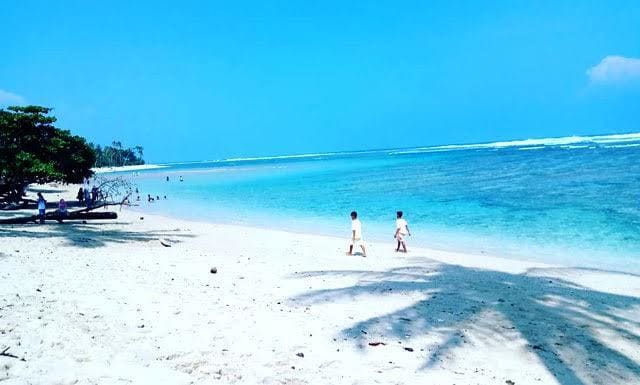 Obyek wisata pantai salur di Lampung