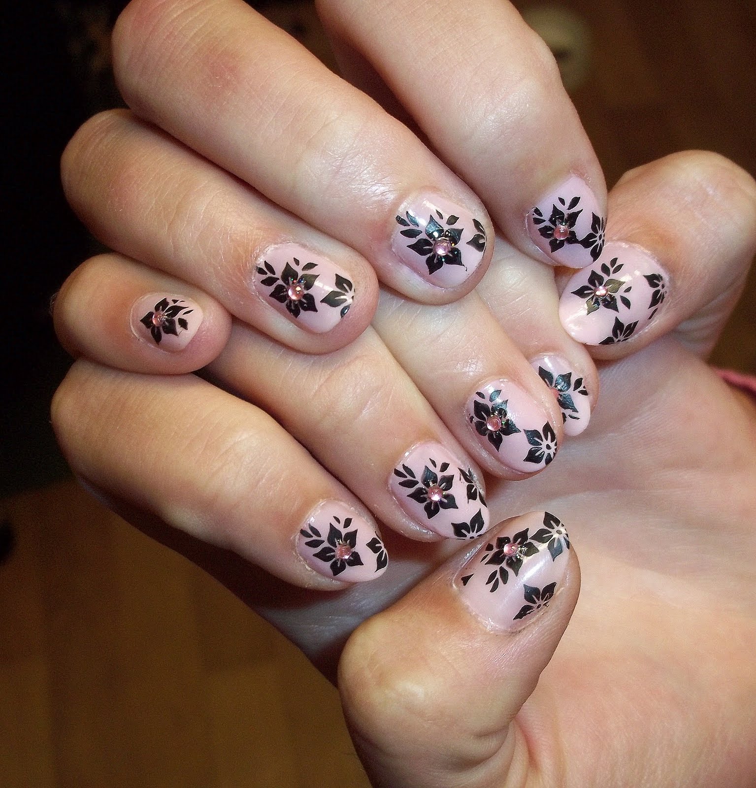 Naktsmeita Nadziņi draudzenei (someone else's nails)