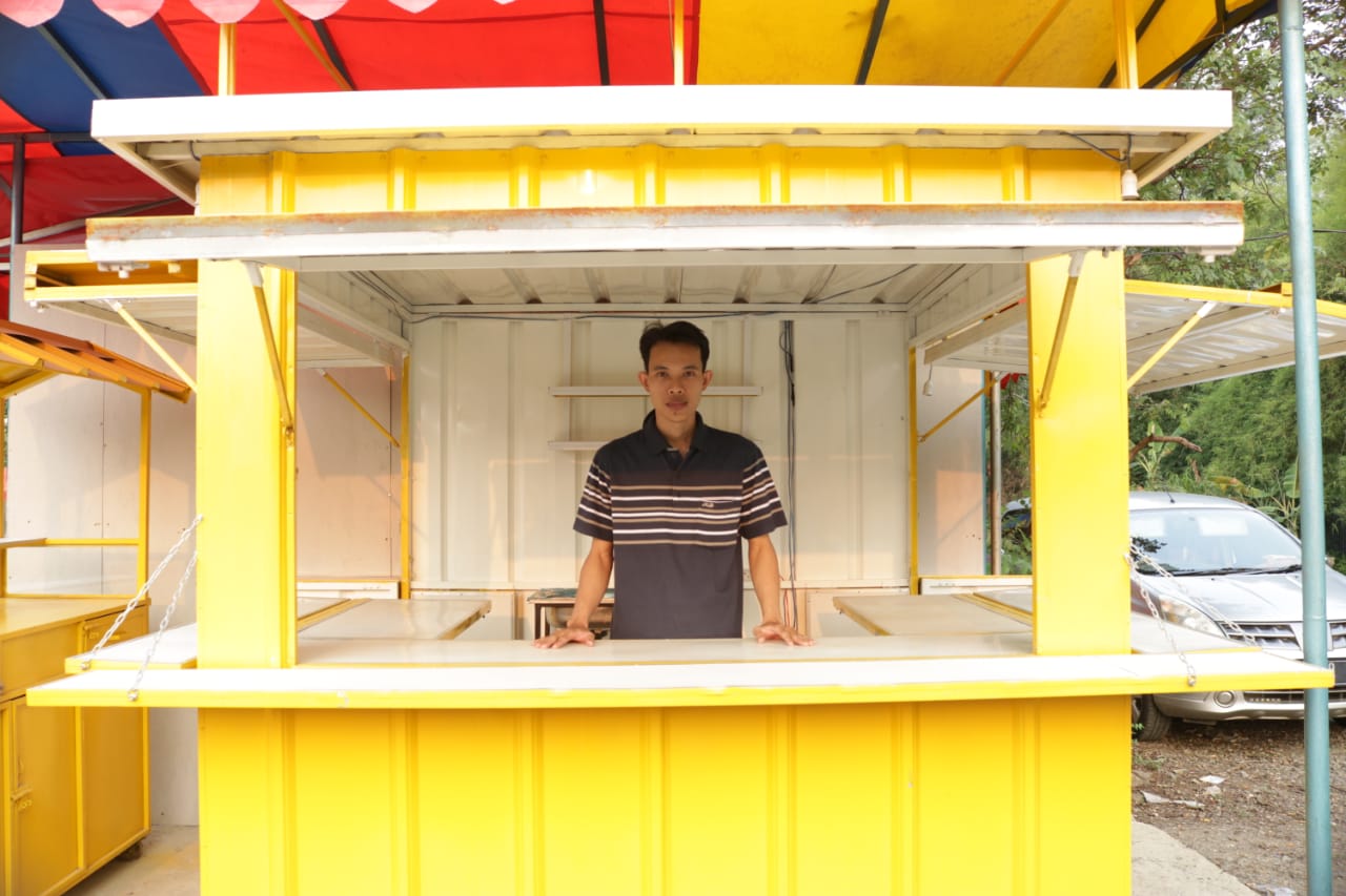 Jualan Es Coffee Keren Tempatnya Pakai Booth Container & Gerobak