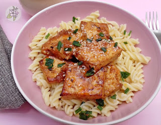 Tofu en salsa agridulce picante, receta vegana.