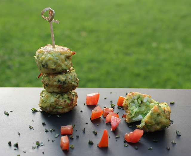 polpette di zucchine e feta (kolokythokeftedes)