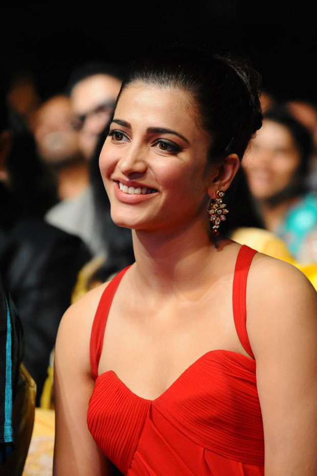 Shruti Hassan - Asia Vision Movie Awards 2012 - Sabwoodcom-7331