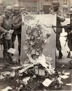 Augusto Pinochet'in darbesinin ardından askerler Şili'deki marksist literatürleri yakarken, 1973