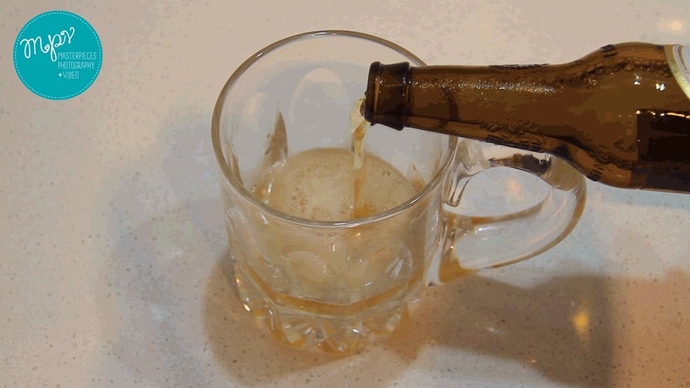 Замерзло пиво в бутылке. Пиво льется из бутылки. Холодное пиво в бутылке. Грязная вода в стакане.