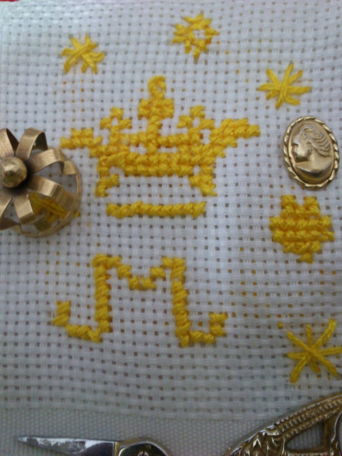 MILENA'S MIS MANUALIDADES CORONA EN PUNTO DE CRUZ… PASO MILENA'S MIS MANUALIDADES CORONA EN PUNTO DE CRUZ… PASO
