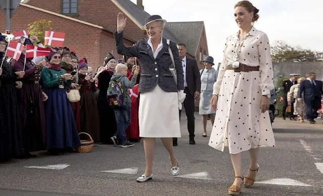 the Queen was welcomed by the mayor of Fanø municipality, Sofie. Queen visited Denmark's smallest orphanage Bakskuld