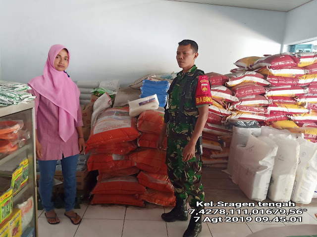 Pastikan Ketersediaan Pupuk dan Obat Pertanian, Babinsa Sragen Tengah Adakan Pengecekan ke Toko