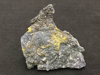 Batu Petzite mengandung emas
