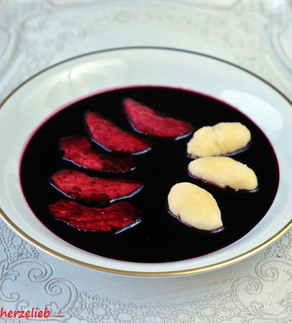 Rezept für Fliederbeersuppe mit Grießklößchen