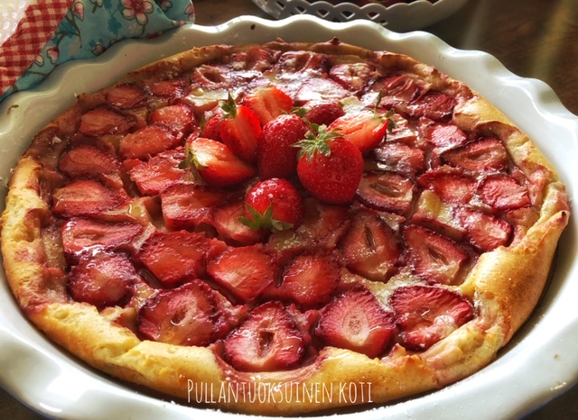 #pullantuoksuinenkoti #pancake #pannukakku #mansikka #mansikkapannukakku #kesäinenjälkiruoka #pannari #mansikkapannari #kesä #pancake #strawberry #baking #summerbaking #strawberrytime #mansikkaleivonnainen