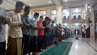 Ratusan Umat Muslim Di Aceh Timur Laksanakan Sholat Gerhana bulan Mei 26, 2021