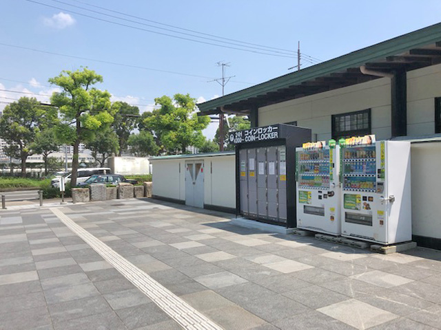 大阪城公園の弓道場の外のフジコインロッカー