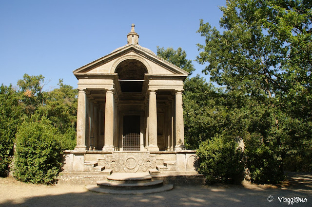 Il tempio è stato costruito in un secondo momento da Vicino Orsini nel Sacro Bosco