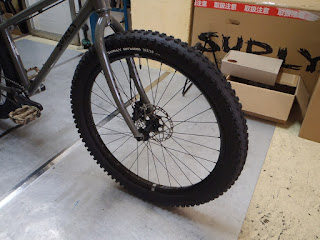 SURLY DIRT WIZARD 26x3"、WTB Asym