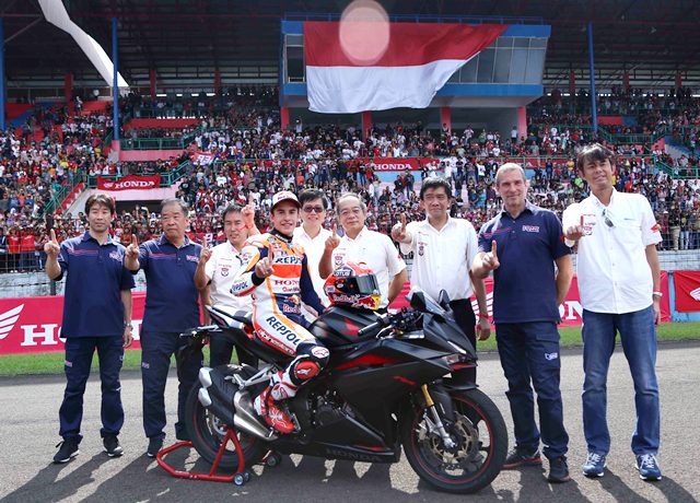 Marc Marquez Rayakan Kemenangan MotoGP 2016 Bersama Ribuan Fans di Indonesia 