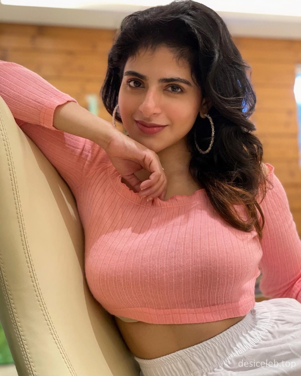 Tamil Actress Iswarya Menon Big Boobs Pics collections, Iswarya Menon big melons, Iswarya Menon boobs, Iswarya Menon cleavage