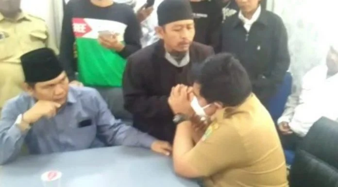 Massa Pembela Habib Rizieq Ludahi Wajah Kadis Kominfo Karawang, Gak Terima HRS Dihina