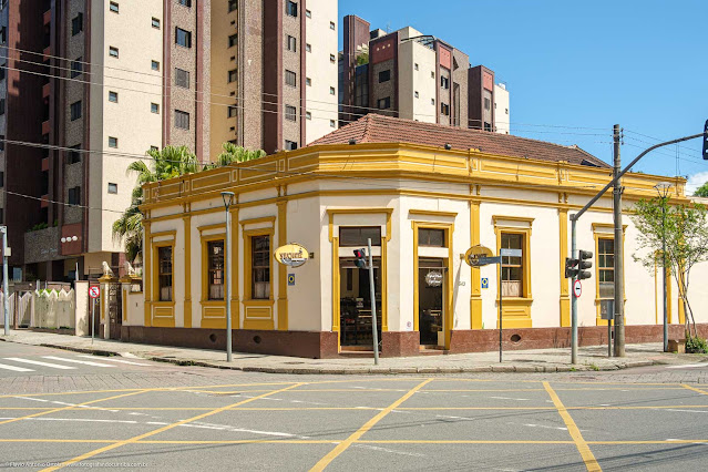 Unidade de Interesse de Preservação na Rua Desembargador Motta, esquina com a Avenida Vicente Machado.