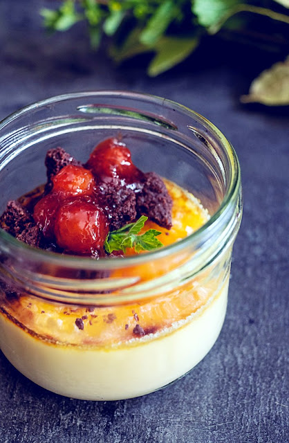 Dessertgang Lorbeer-Crème Brûlée mit Crumble und Gin-Kirschen