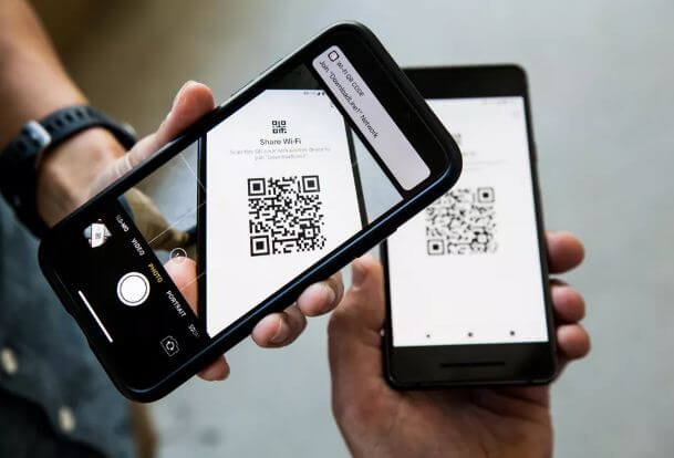 كيفية مشاركة شبكة واي فاي باستخدام رمز QR Code على الايفون؟ طريقة, مسح, رمز, الاستجابة, السريعة, للواى, فاى, باستخدام, كاميرا, الآيفون